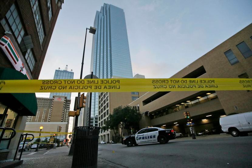 La zona acordonada del centro de Dallas donde un sospechoso disparó contra agentes de...