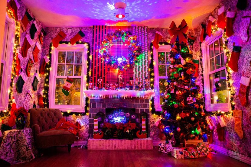 Decoraciones en Tipsy Elf, un bar con estilo navideño en el Distrito de Bishop Arts en Dallas.