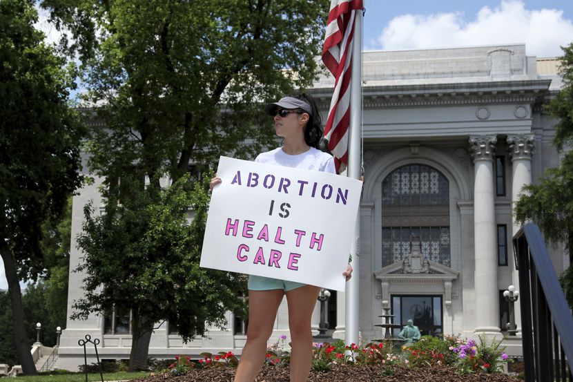 Jessica Smith, manifestante por el derecho al aborto, alzar un cartel con la leyenda "el...