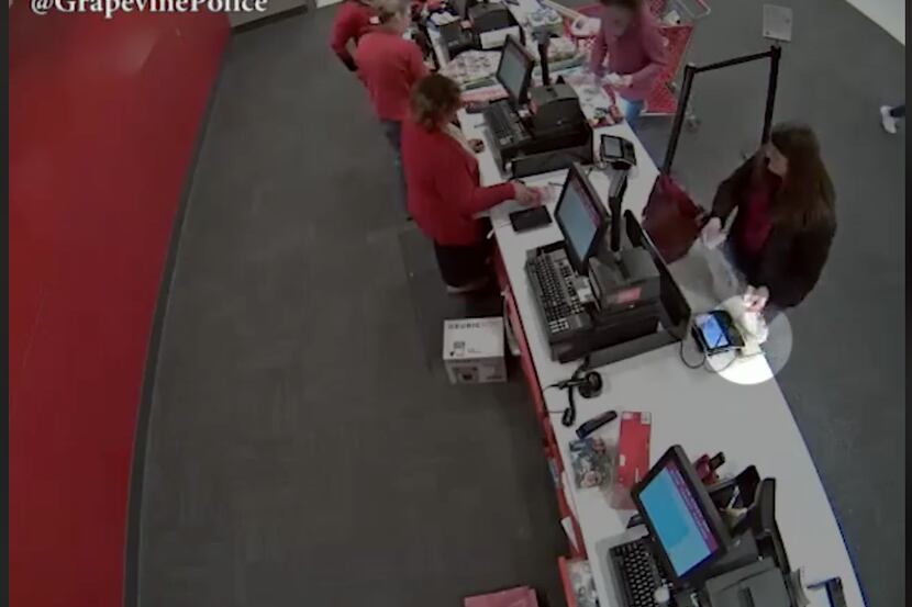 Una mujer captada mientras robaba una billetera en una tienda Target. La mujer regresó la...