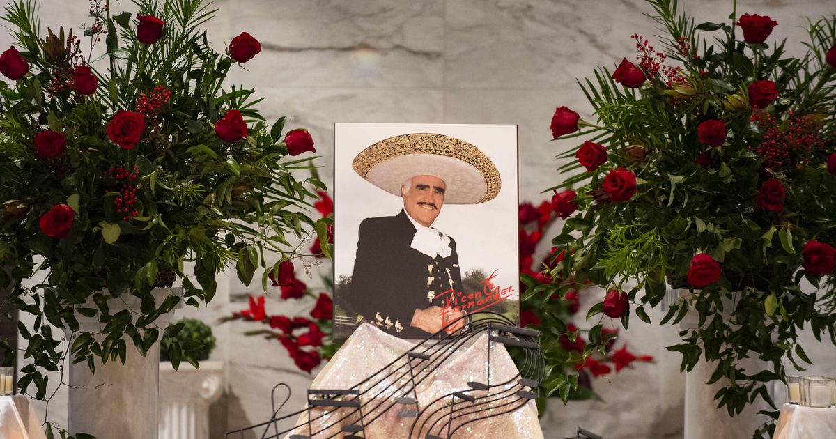 Decenas de personas se despidieron de la leyenda del canto mexicano Vicente Fernández en la misa fúnebre de Dallas