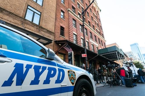 La policía y el escuadrón antibombas llegaron hasta un edificio en Tribeca, Nueva York tras...