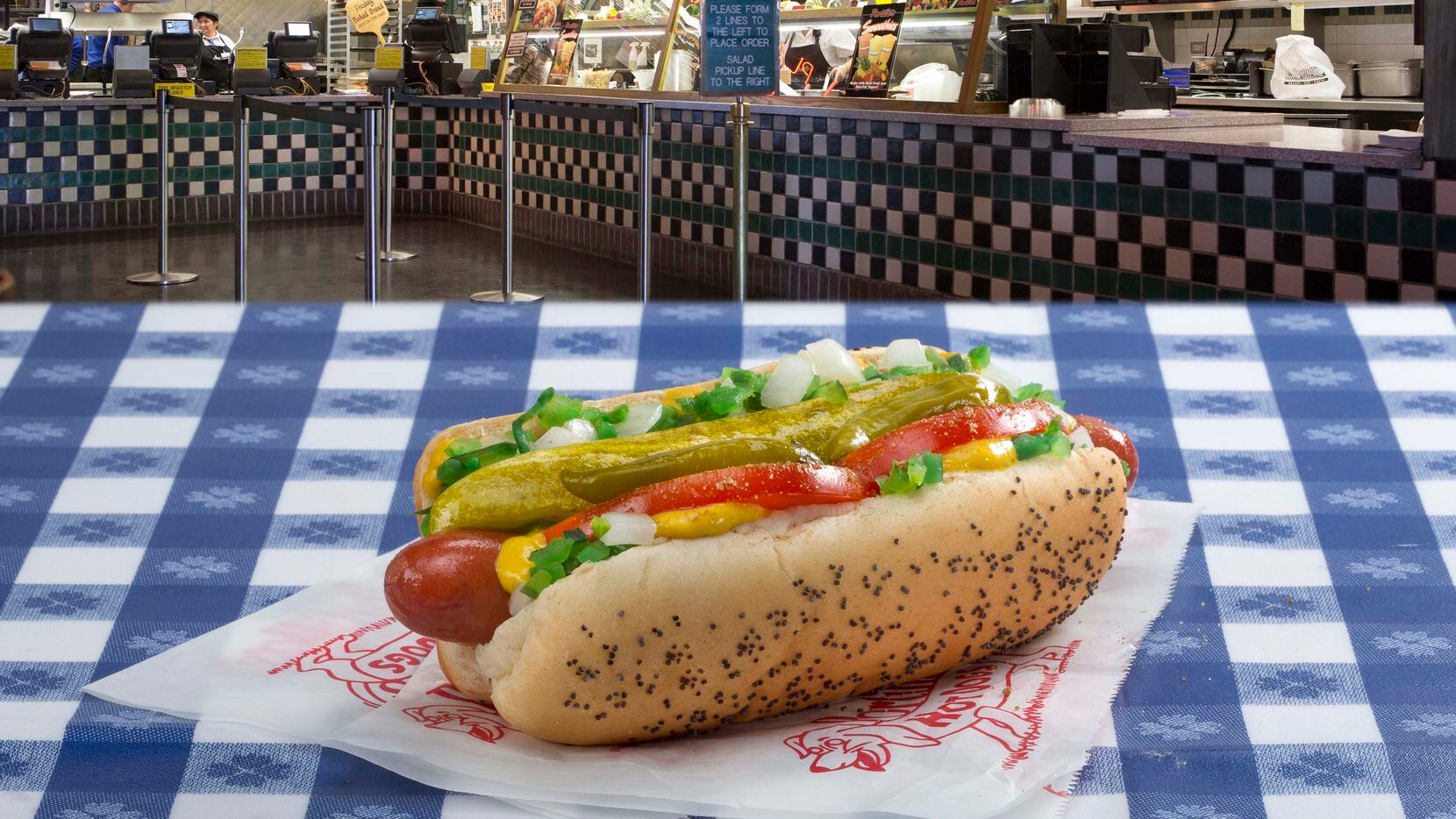 Los hot dogs de Portillo's son icónicos. La cadena de Chicago llegará este año a Dallas y...