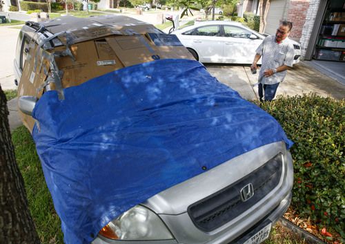 Michael Ruiz, de McKinney, cubrió su vehículo como pudo, para evitar daño por granizo, pero...