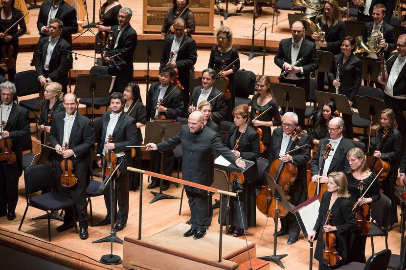 La orquesta sinfónica de Dallas hace presentaciones gratuitas alrededor de la ciudad. 
