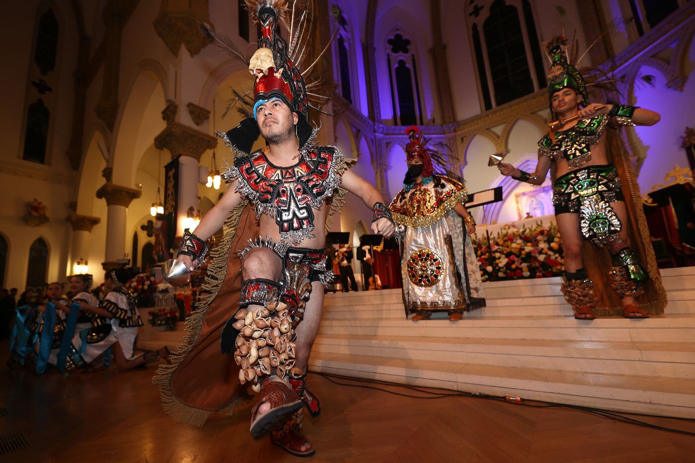 Danzas folklóricas y matachines durante la celebración a la Virgen de Guadalupe en la...