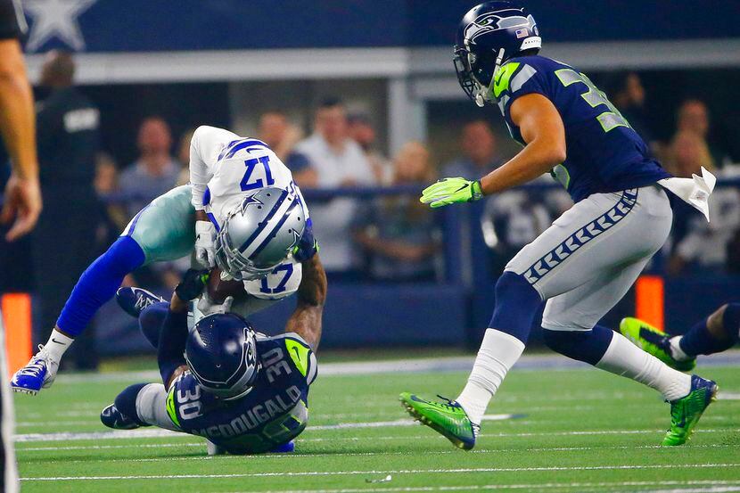 El wide receiver de los Cowboys de Dallas, Allen Hurns (17) es derribado por el safety de...