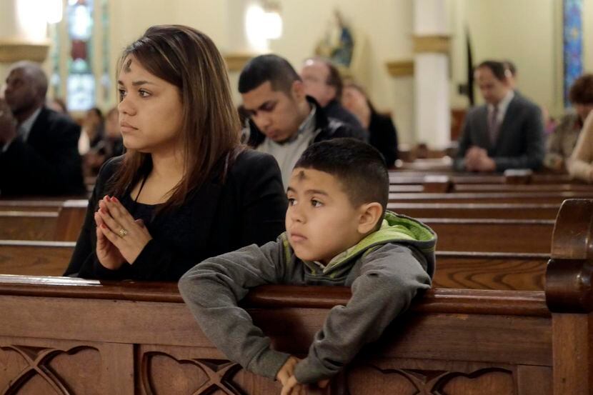 Leticia Jáquez y su hijo Izaiah participan en una misa de Miércoles de Ceniza en el 2015....