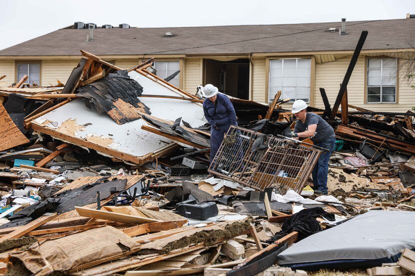 Personal de Dallas Fire-Rescue retira escombros de lo que quedó de un inmueble destruido por...