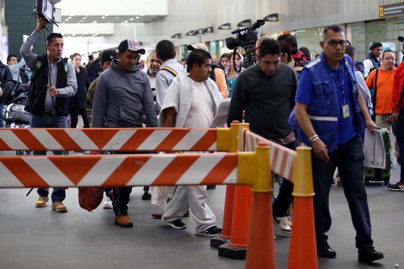 Un grupo de personas que fueron deportados de Estados Unidos arriban al Aeropuerto...