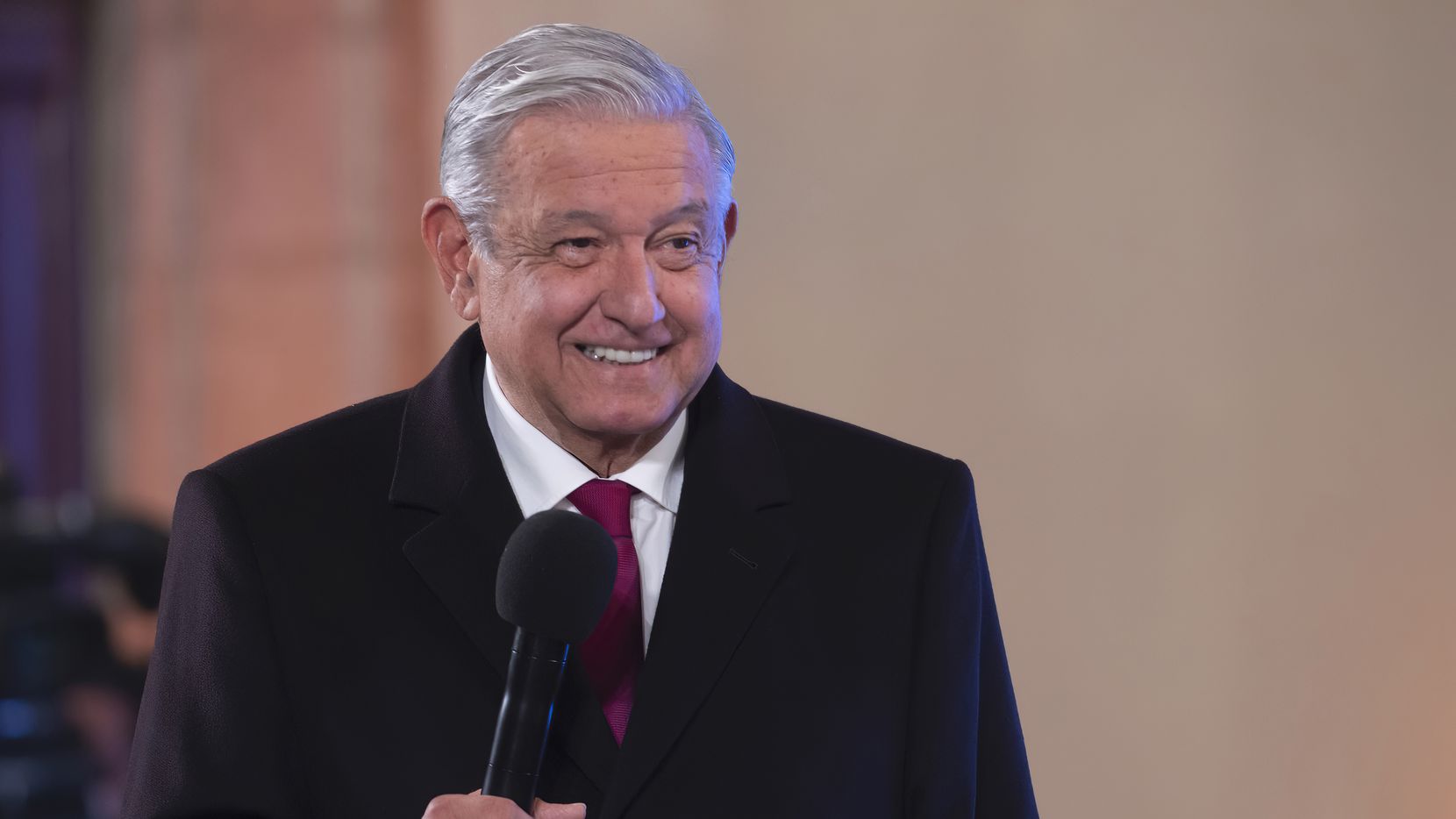 El presidente de México, Andrés Manuel López Obrador, se presentó la mañana de este lunes a...