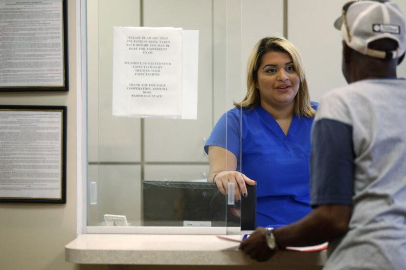Lizzie Jiménez, de Tampa, ayuda a la gente a inscribirse en los seguros de salud de la Ley...