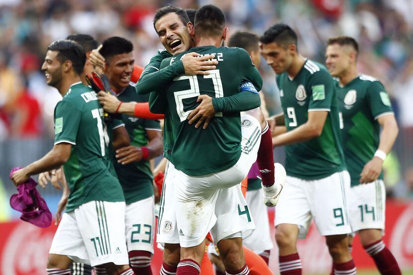 Jugadores de México celebran el histórico triunfo 1-0 sobre Alemania el domingo en Moscú, en...