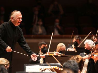 Приглашенный дирижер сэр Марк Элдер дирижирует Далласским симфоническим оркестром в Merson Symphony Center в Далласе 28 октября 2021 года.