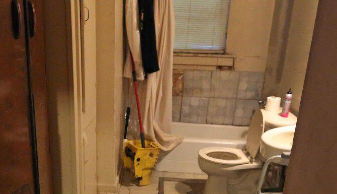 
				El baño de la casa que renta Joanne Bonne en el sur de Dallas necesita reparación del...