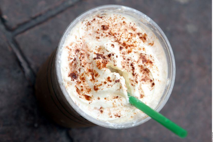 Starbucks está probando en Estados Unidos una nueva versión de su caramel frapuccino grande,...