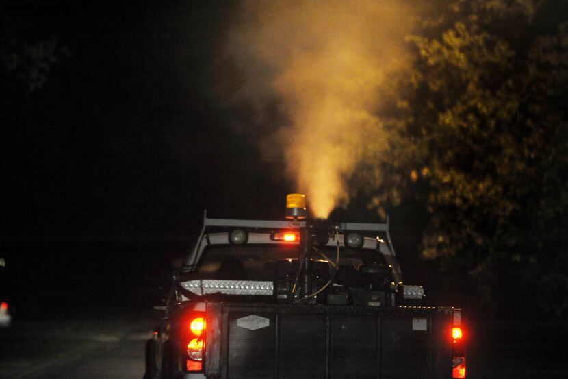 Un camión fumigando contra mosquitos el 26 de agosto de 2019 en Dallas para detener la...