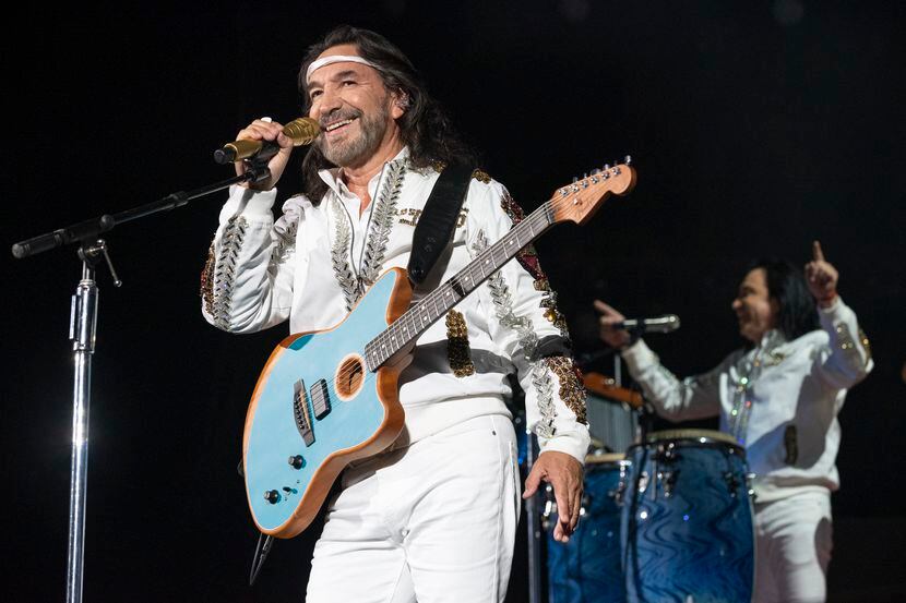El legendario grupo mexicano Los Bukis se presentó en concierto en el AT&T Stadium de...
