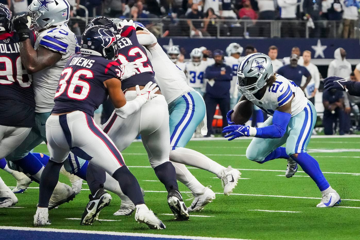 Dallas Cowboys running back Ezekiel Elliott (21) looks for a hole on a game-winning 2-yard...