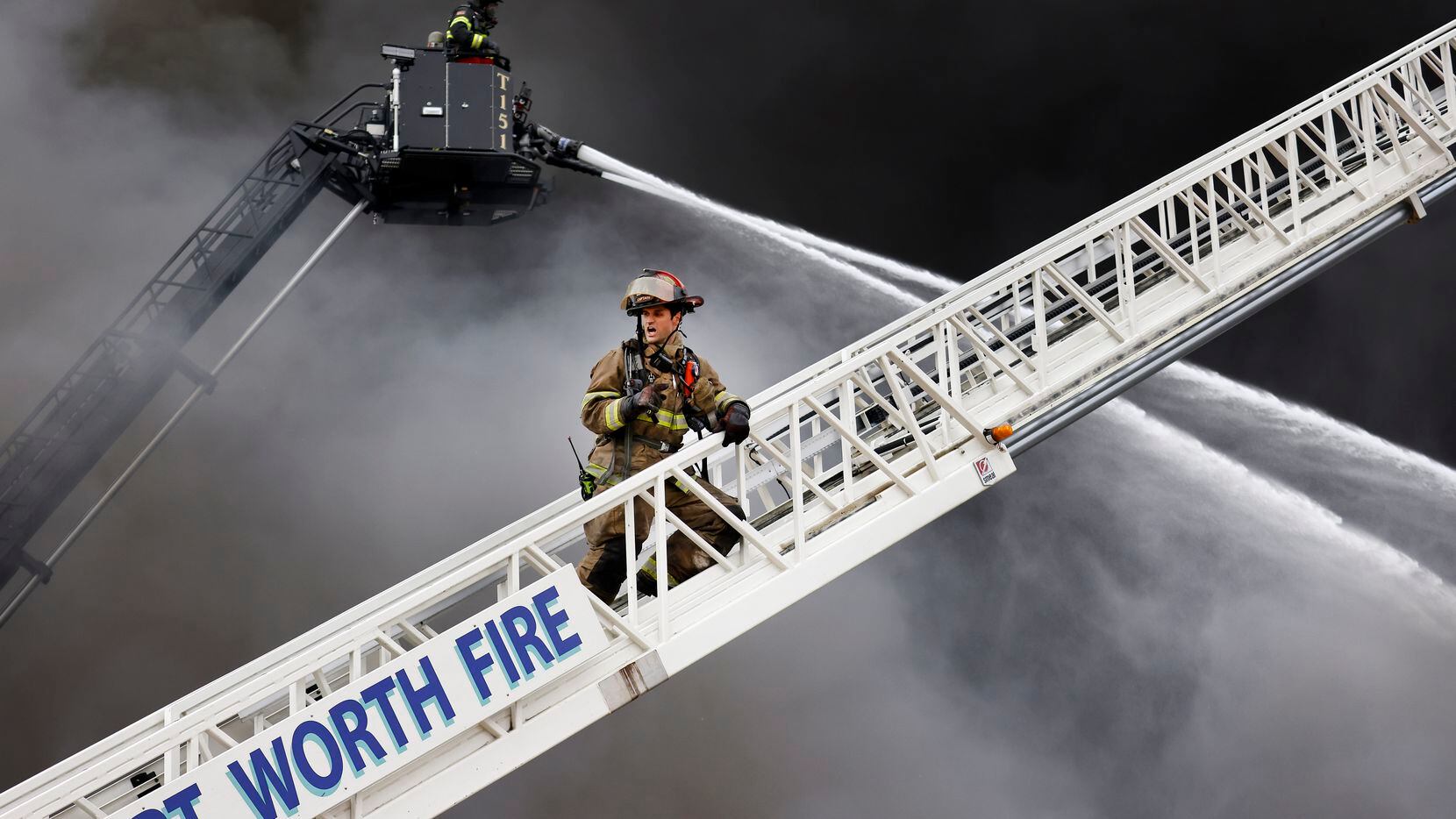 Imagen de archivo de bomberos de Fort Worth trabajando en un incendio en febrero de 2021.
