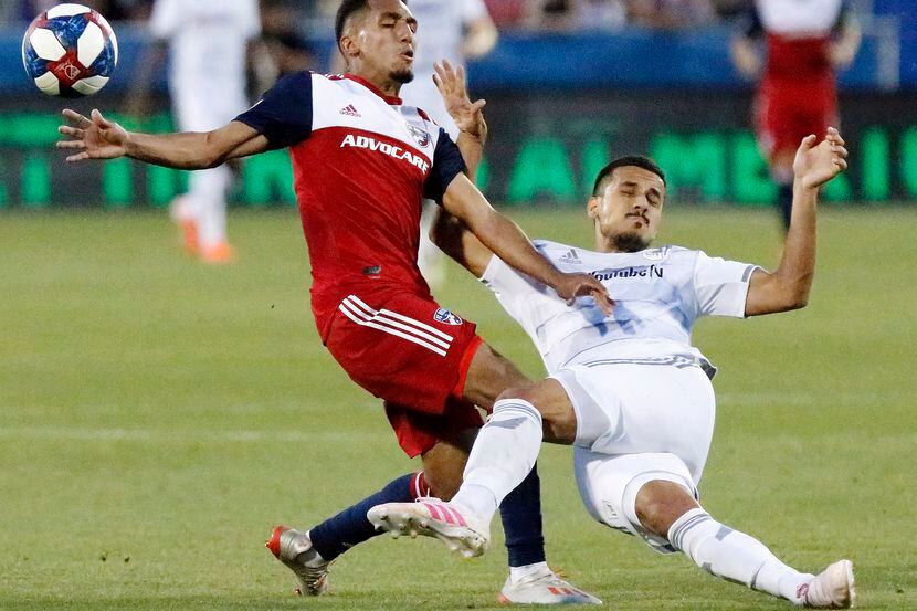 Jesús Ferreira (27) del FC
Dallas y Mohamed El-Munir (13) de Los Angeles FC disputan un...