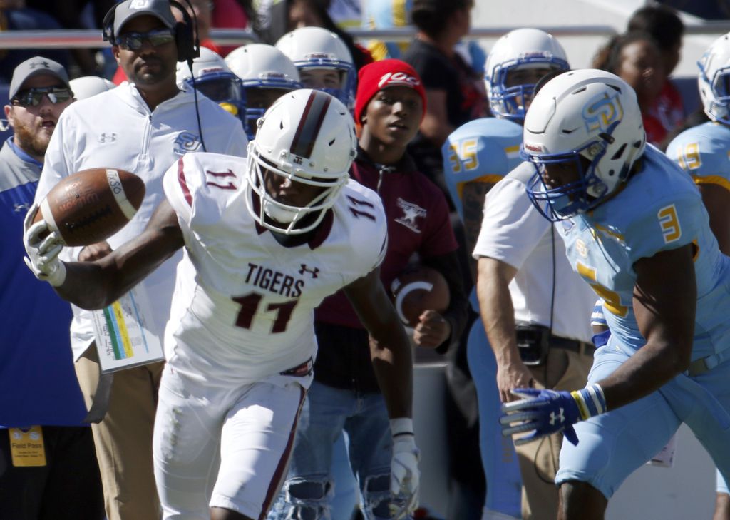 Texas Southern receiver Tren'davian Dickson (11) makes a one-handed catch for a 4-yard gain in front of the Jaguars bench as Southern University defensive back Elijah Small (3) defends during first quarter action at the Cotton Bowl in 2018. This year, the two teams will instead meet at Globe Life Park in Arlington. (Steve Hamm/ Special Contributor)