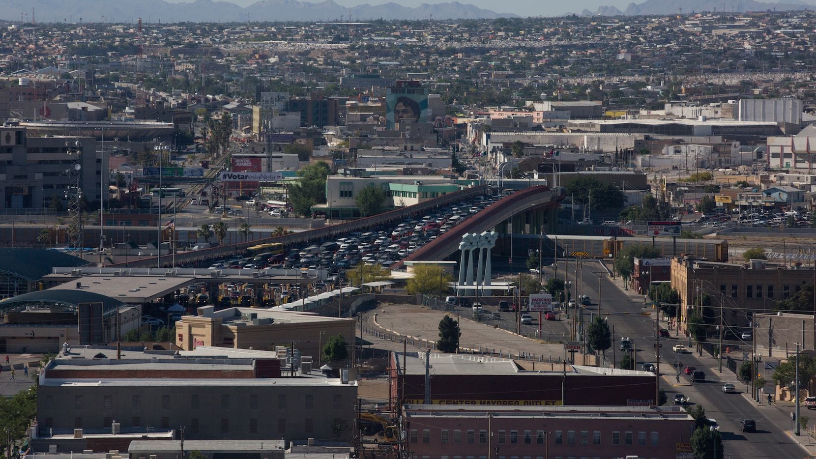 Un puente sobre la línea fronteriza entre El Paso, Texas, y Ciudad Juárez, Chihuahua, México.
