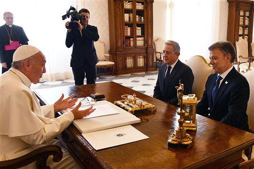 El papa Francisco habla con el presidente de Colombian Juan Manuel Santos (derecha) y el...