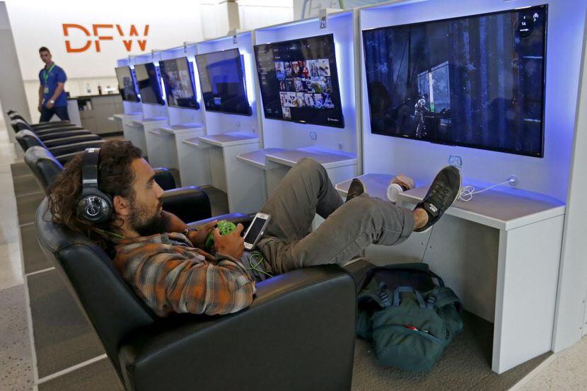 El pasajero Conor Sandoval aprovecha para dedicarse a los videojuegos en la Terminal E del...
