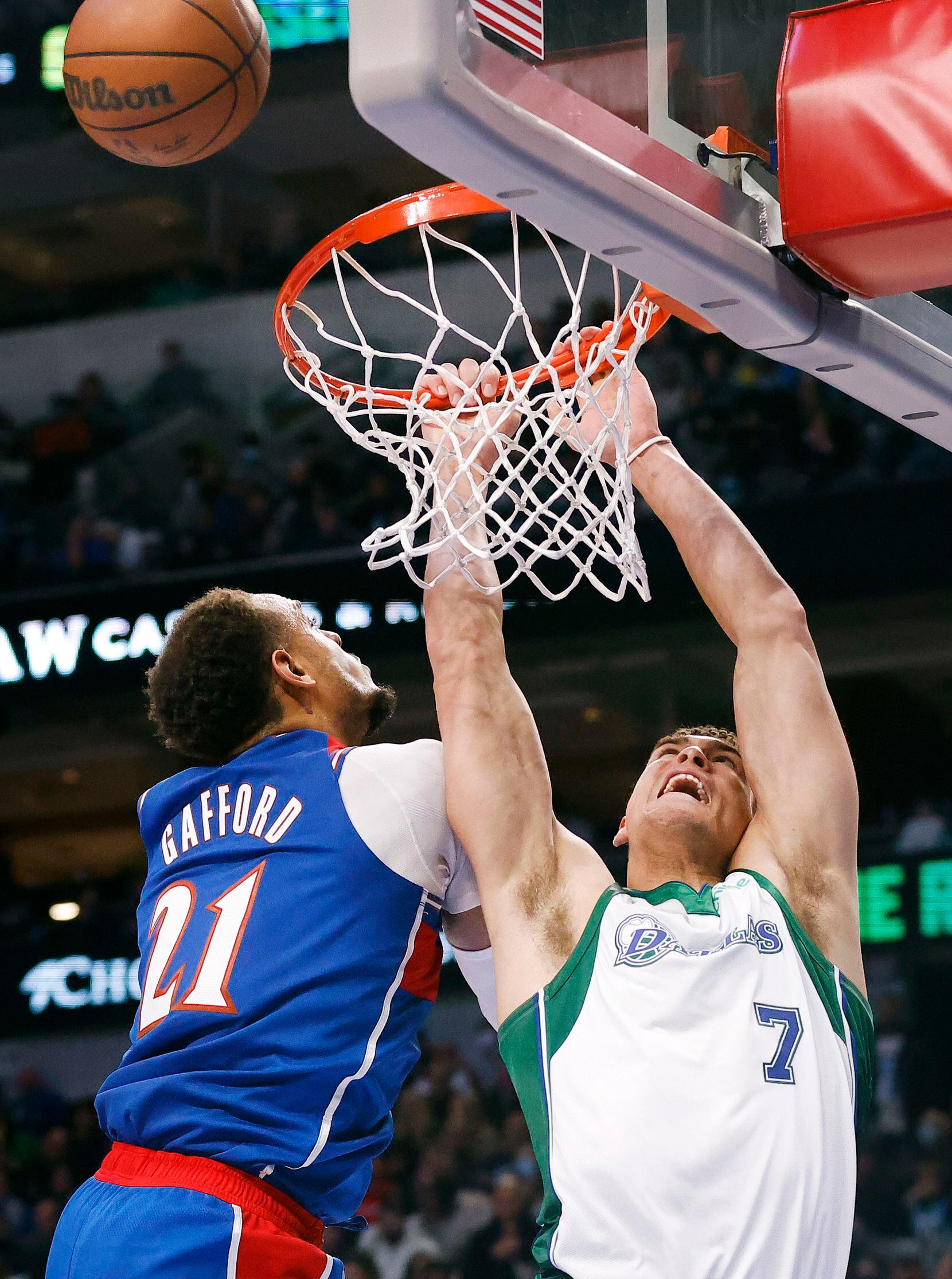 Dallas Mavericks center Dwight Powell (7) misses a slam dunk as Washington Wizards center Daniel Gafford (21) defends during the third quarter at the American Airlines Center in Dallas, November 27, 2021. (Tom Fox/The Dallas Morning News)