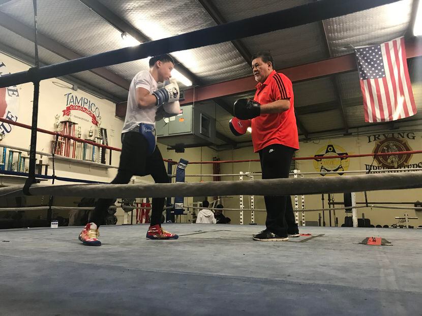 Entrenadores trabajan con boxeadores locales de lunes a viernes de 6 a 8 p.m. en el Irvin PAL.
