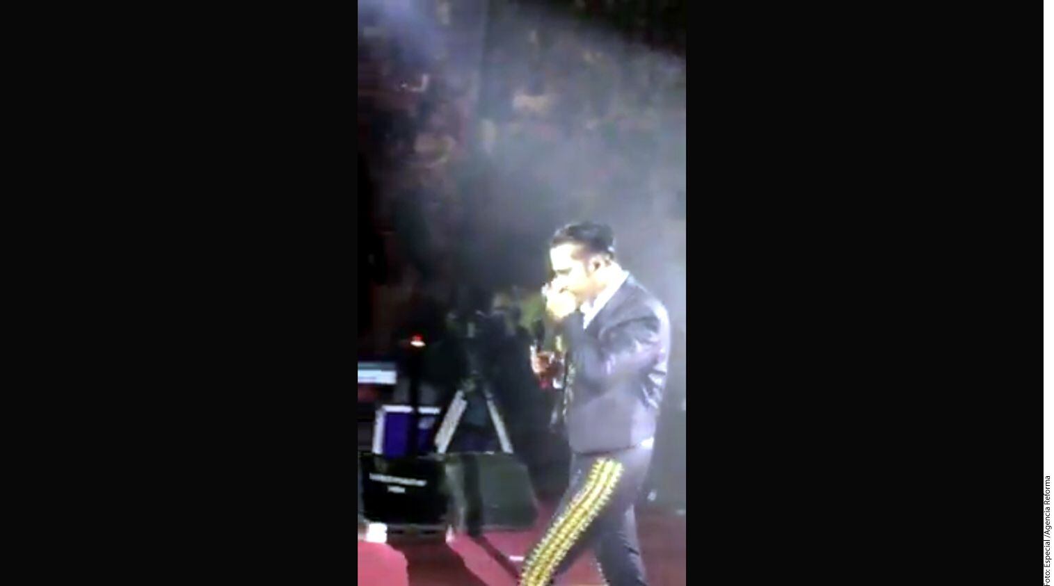 El cantante Alejandro Fernández ya no aguantó las náuseas y tuvo que salir a vomitar./...