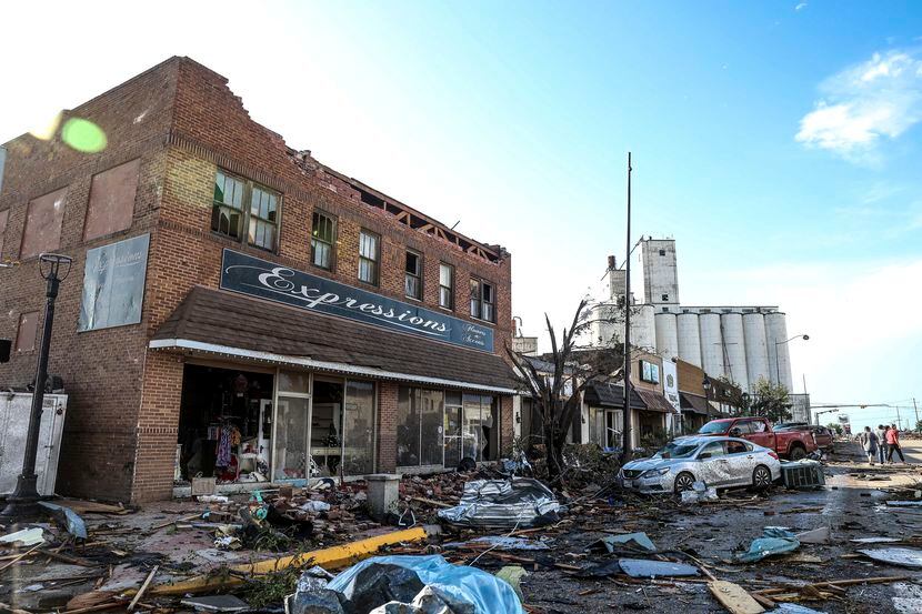 Vista de los edificios y vehículos dañados tras el paso de un tornado por Perryton, Texas,...