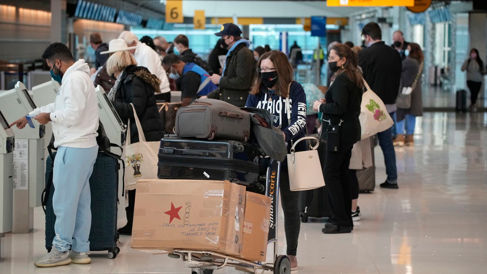 Viajeros hacen fila en un quiosco de United American Airlines en el Aeropuerto Internacional...