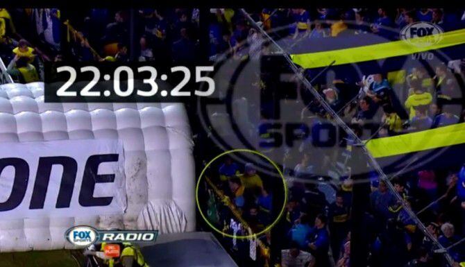 
				Imágenes del video difundido por Fox Sports donde se ve a un fanático de Boca Jrs....