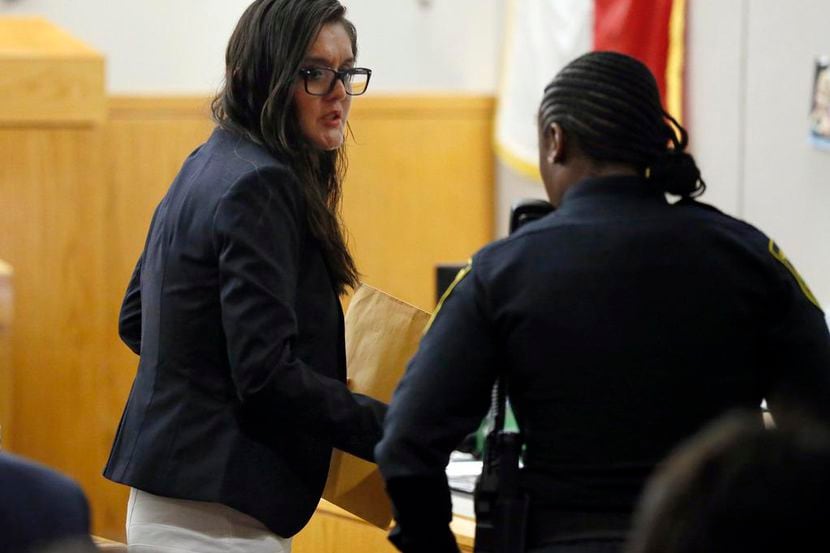 Brenda Delgado (izq.) durante su comparecencia el juicio que se le sigue en su contra....