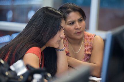 Alexandra Uribe y su madre, María Rodríguez, completan uno de los formularios del programa...