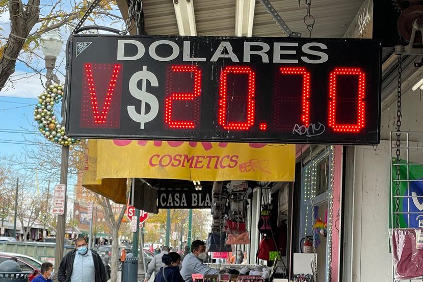 Una casa de cambio en el centro de El Paso, Texas, anuncia la tasa de intercambio del dólar...