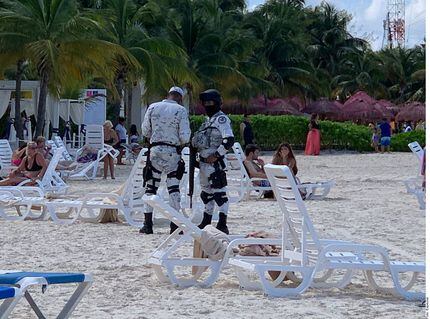 Un ataque a balazos de hombres a bordo motos acuáticas se registró en Playa Langosta, Cancún...