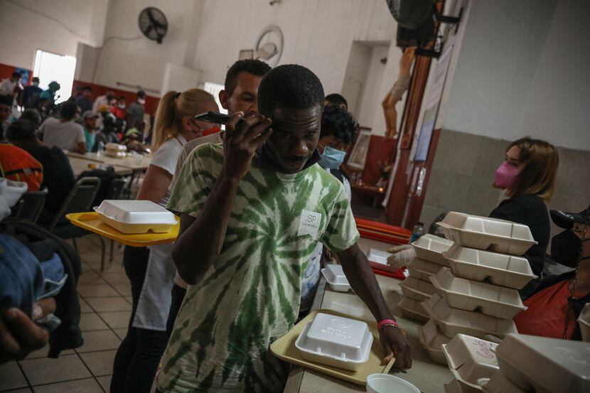 Personas de Haití se forman para recibir alimentos en Casa INDI, en Monterrey, México.