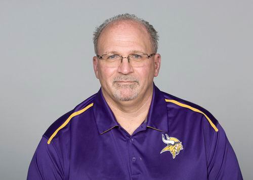 Tony Sparano, coach de la línea ofensiva de los Minnesota Vikings, falleció el domingo a los...
