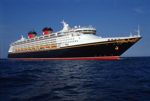 Disney Cruise Line requiere actualmente que todos los pasajeros de 12 años o mayores que son...