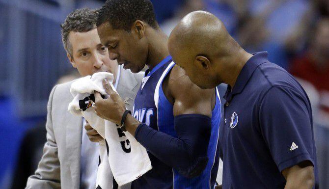 Rajon Rondo (centro) debió abandonar el juego de los Mavericks ante Orlando el sábado tras...