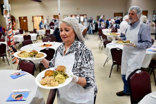 Martha Márquez y su esposo Federico entregan comidas de Thanksgiving en el Brady Center, en...