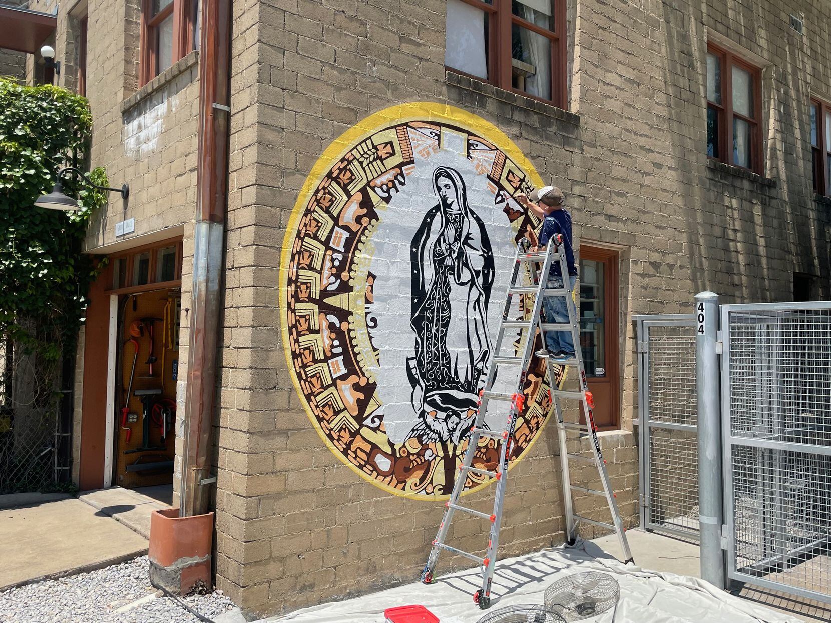 El artista Steve Hunter pintó el mural de la Virgen en mayo de 2022.