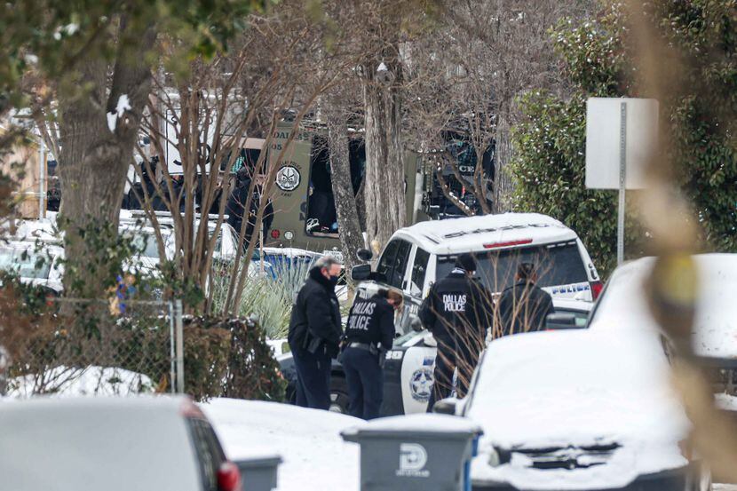 Los agentes de SWAT llegaron hasta una residencia en Bonita Ave., cerca de Henderson Aven....