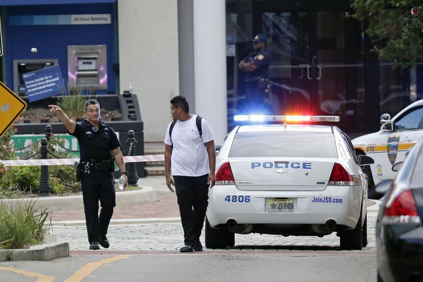 Un agente de policía bloquea acceso al centro comercial Jacksonville Landing, en Florida.(AP)
