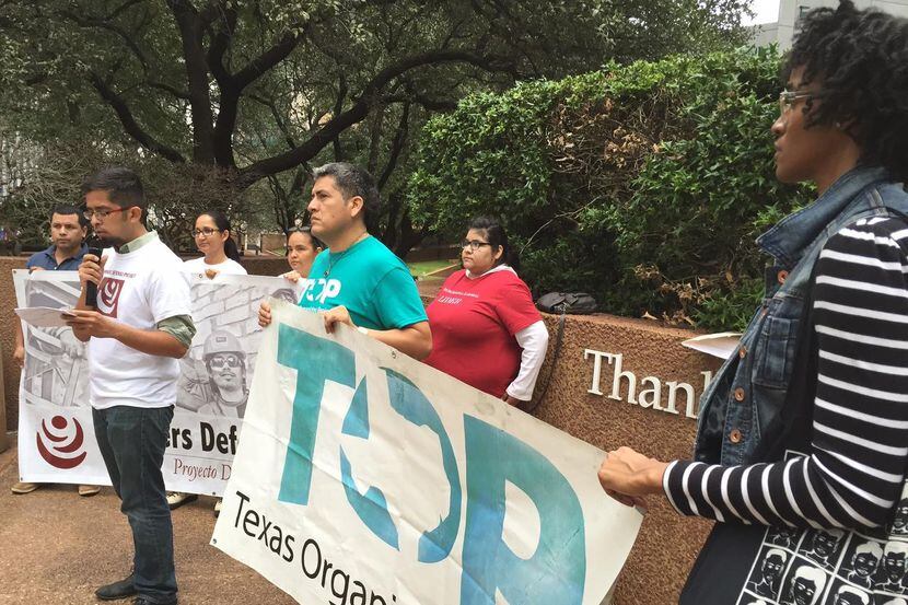 Activistas de Texas Organizing Project y Proyecto Defensa Laboral planifican protestas para...