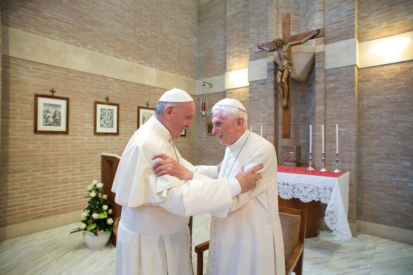 El papa Francisco abraza al papa emérito Benedicto XVI, en el Vaticano. (L’Osservatore...