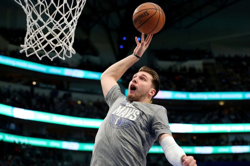 El jugador de los Dllas Mavericks, Luka Doncic, practica un enceste antes del partido contra...